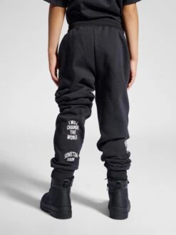 Sometime Soon Sweatpants Tapered Broek Kinderen Zwart -Hummel Winkel 23b1e5766fcc10fd0254f2c05603e566